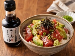 まぐろとアボカドの漬け丼